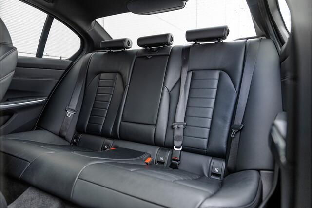 BMW 3-SERIE 330e High Ex M-Sport Frozen / Glazen dak / Adaptief onderstel / Electrische stoelen /