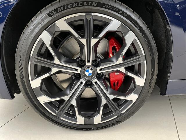 BMW 3-SERIE 330e M-Sport Pro | 19" | Trekhaak | Schuifdak | Harman Kardon | Innovation | Comfort Pack