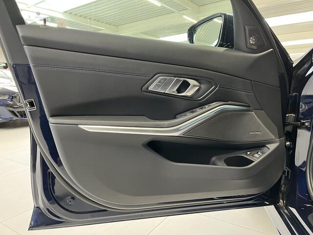 BMW 3-SERIE 330e M-Sport Pro | 19" | Trekhaak | Schuifdak | Harman Kardon | Innovation | Comfort Pack