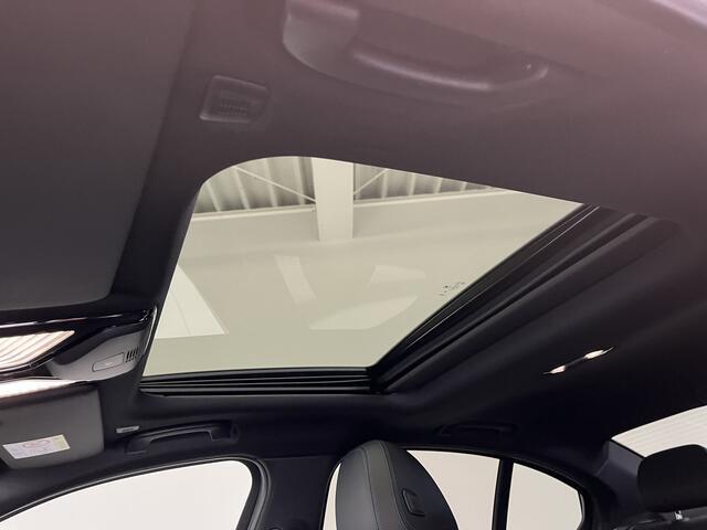 BMW 3-SERIE 330e M-Sport Pro | 19" | Trekhaak | Schuifdak | Harman Kardon | Innovation | Comfort Pack