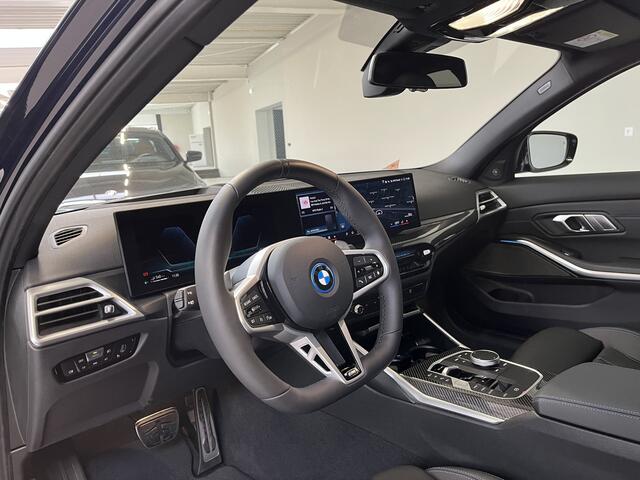 BMW 3-SERIE 330e M-Sport Pro | 19" | Trekhaak | Schuifdak | Harman Kardon | Innovation | Comfort Pack
