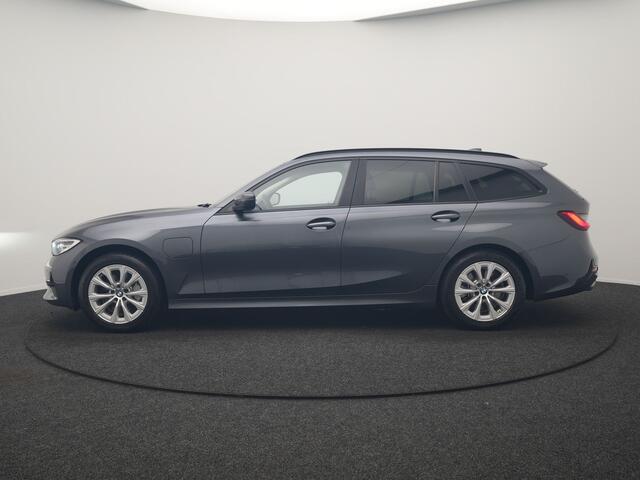 BMW 3-SERIE Touring 330e PHEV 293pk Dealer O.H. | Cruise Control | Camera | Stoelverwarming | Carplay | DAB | Navigatie | 17"L.M | Plug In Hybrid |