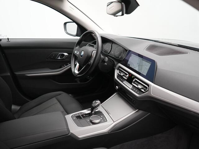 BMW 3-SERIE Touring 330e PHEV 293pk Dealer O.H. | Cruise Control | Camera | Stoelverwarming | Carplay | DAB | Navigatie | 17"L.M | Plug In Hybrid |