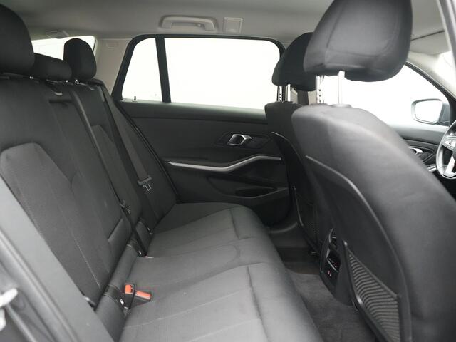 BMW 3-SERIE Touring 330e PHEV 293pk Dealer O.H. | Cruise Control | Camera | Stoelverwarming | Carplay | DAB | Navigatie | 17"L.M | Plug In Hybrid |