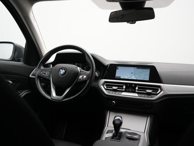 BMW 3-SERIE Touring 330e PHEV 293pk Dealer O.H. | Cruise Control | Camera | Stoelverwarming | Carplay | DAB | Navigatie | 17"L.M | Plug In Hybrid |