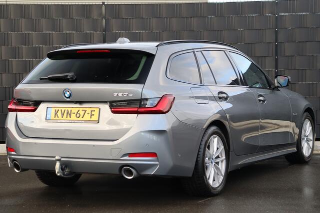 BMW 3-SERIE Touring 320e PHEV | Leder | Pano | HUD | 360 | Elek. Trekhaak | Memory