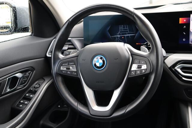 BMW 3-SERIE Touring 320e PHEV | Leder | Pano | HUD | 360 | Elek. Trekhaak | Memory