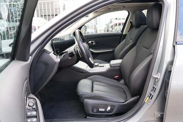 BMW 3-SERIE Touring 320e PHEV | Leder | Pano | HUD | 360 | Elek. Trekhaak | Memory