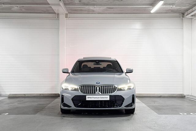 BMW 3-SERIE Sedan 330e M Sport | Schuifdak | Trekhaak