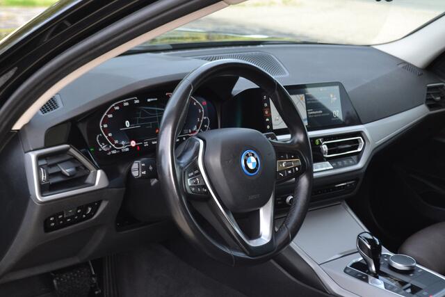 BMW 3-SERIE Touring 320e Panoramadak | Laserlicht | Sportstoel | Leer | Stoelverw. | Achteruitrijcamera |