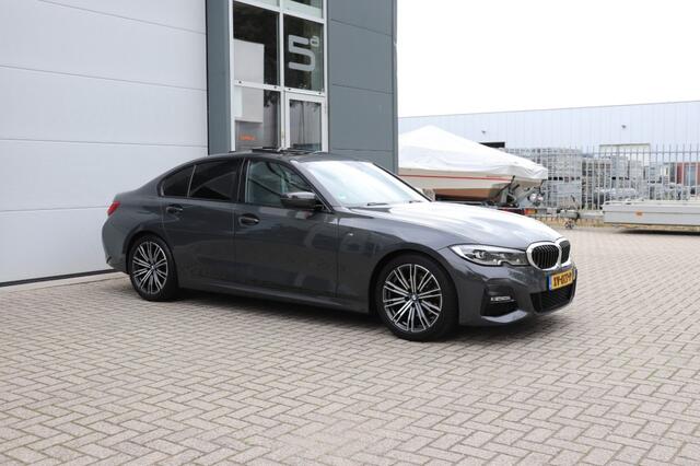BMW 3-SERIE 320I HIGH EXE. ED./M-SPORT/1E EIG./SCHUIFDAK/H.K.AUDIO/LEER/ORIG.NL/18INCH