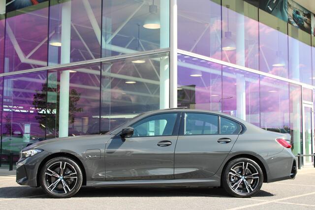 BMW 3-SERIE 330e M Sport Automaat / Sportstoelen / Active Cruise Control / Stoelverwarming / Harman Kardon