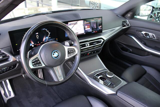 BMW 3-SERIE 330e M Sport Automaat / Sportstoelen / Active Cruise Control / Stoelverwarming / Harman Kardon
