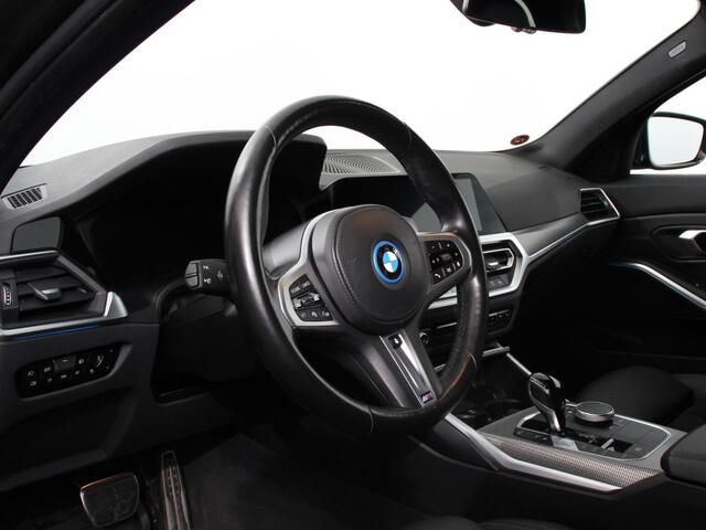 BMW 3-SERIE Touring 330e xDrive 292 PK 4WD M Sport Climate Control Stoel Stuurverwarming Full LED 18" Velgen Navigatie Prof Carplay/Android Auto PDC VA Trekhaak Elektrisch Sensatec