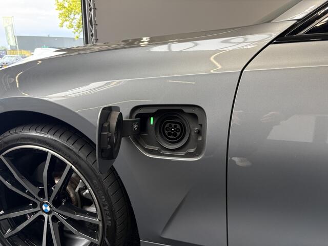 BMW 3-SERIE 330e xDrive Touring Carplay | Lane assist | 360 Camera | Pannorama dak