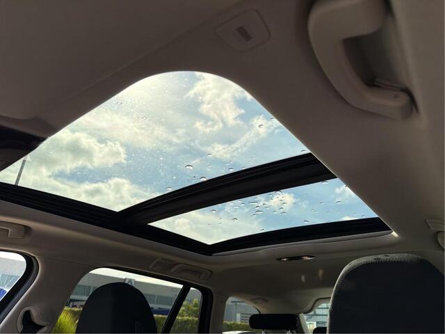 BMW 3-SERIE Touring 318i NL-AUTO | PANODAK | BMW Curved Display, iDrive 8