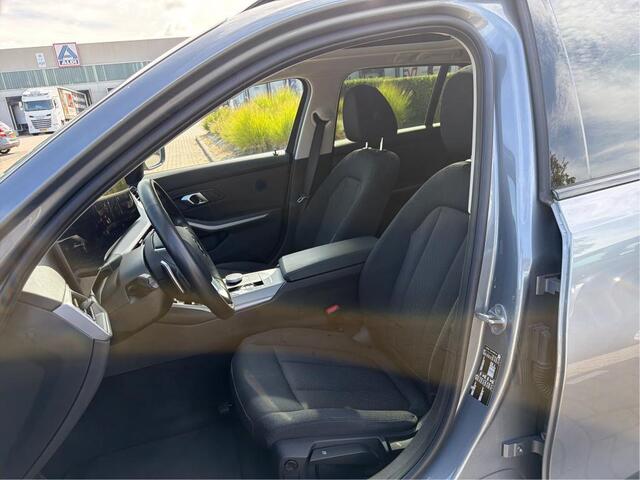 BMW 3-SERIE Touring 318i NL-AUTO | PANODAK | BMW Curved Display, iDrive 8