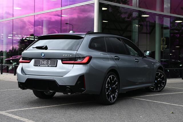 BMW 3-SERIE Touring 330e M Sport Automaat / Panoramadak / Trekhaak / Harman Kardon / Adaptieve LED / Parking Assistant Plus / Active Cruise Control / Comfort Access