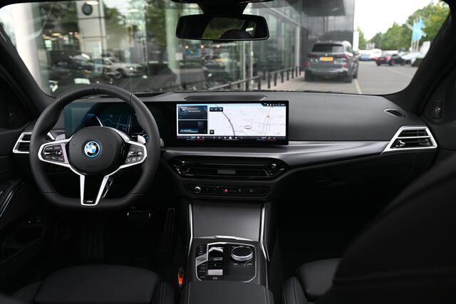BMW 3-SERIE Touring 330e M Sport Automaat / Panoramadak / Trekhaak / Harman Kardon / Adaptieve LED / Parking Assistant Plus / Active Cruise Control / Comfort Access