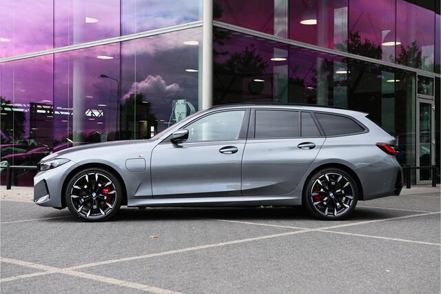 BMW 3-SERIE Touring 330e M Sport Automaat / Panoramadak / Trekhaak / Harman Kardon / Adaptieve LED / Parking Assistant Plus / Active Cruise Control / Comfort Access