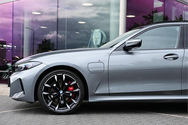 BMW 3-SERIE Touring 330e M Sport Automaat / Panoramadak / Trekhaak / Harman Kardon / Adaptieve LED / Parking Assistant Plus / Active Cruise Control / Comfort Access