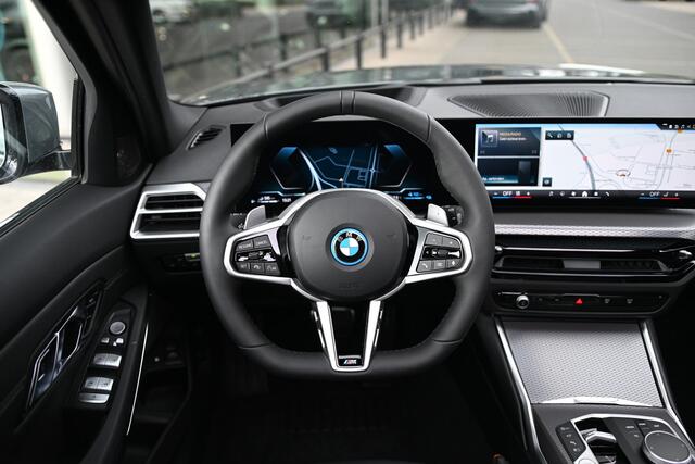 BMW 3-SERIE Touring 330e M Sport Automaat / Panoramadak / Trekhaak / Harman Kardon / Adaptieve LED / Parking Assistant Plus / Active Cruise Control / Comfort Access