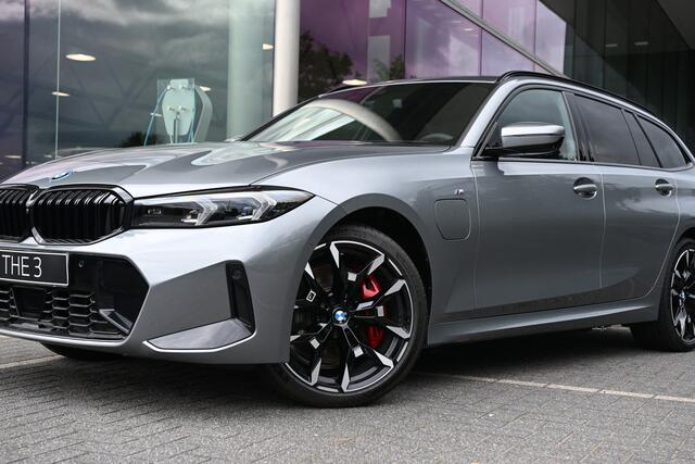 BMW 3-SERIE Touring 330e M Sport Automaat / Panoramadak / Trekhaak / Harman Kardon / Adaptieve LED / Parking Assistant Plus / Active Cruise Control / Comfort Access