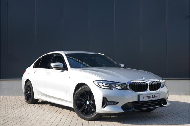 BMW 3-SERIE 320i Executive Edition - Stoelverwarming - HUD - LED - Navi - Cruise - PDC - Klimaat Achter - Rijklaar
