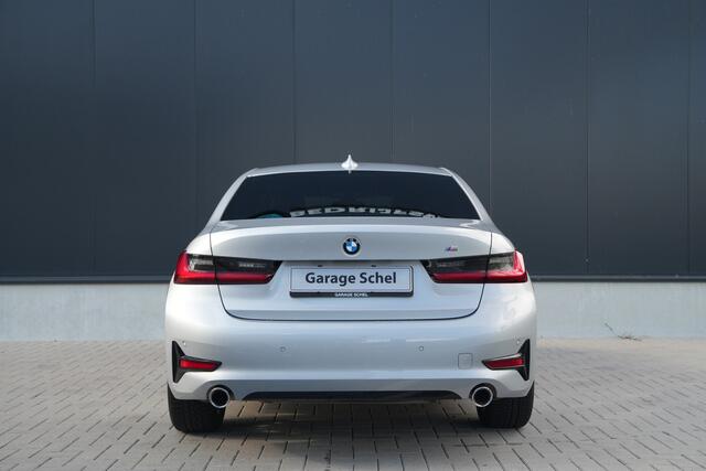 BMW 3-SERIE 320i Executive Edition - Stoelverwarming - HUD - LED - Navi - Cruise - PDC - Klimaat Achter - Rijklaar