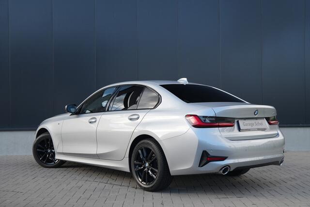 BMW 3-SERIE 320i Executive Edition - Stoelverwarming - HUD - LED - Navi - Cruise - PDC - Klimaat Achter - Rijklaar