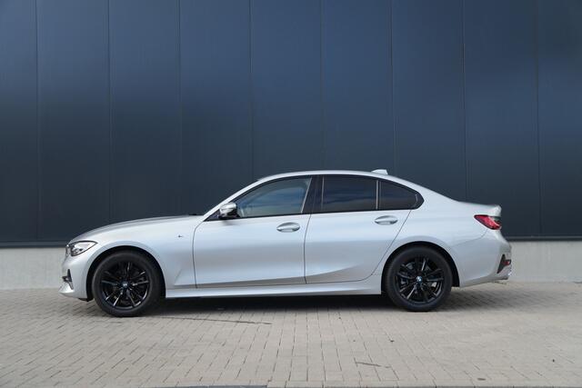 BMW 3-SERIE 320i Executive Edition - Stoelverwarming - HUD - LED - Navi - Cruise - PDC - Klimaat Achter - Rijklaar