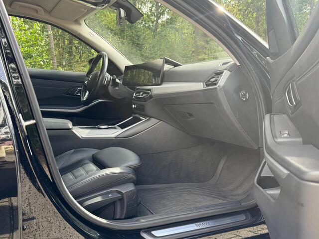 BMW 3-SERIE Touring 318d 1e Eigenaar | Origineel NL | Dealeronderhouden | Sportstoelen | Leder | Alarm kl.3 | Hifi | Elektrisch inklapbare spiegels | Automatische achterklep | Etc.