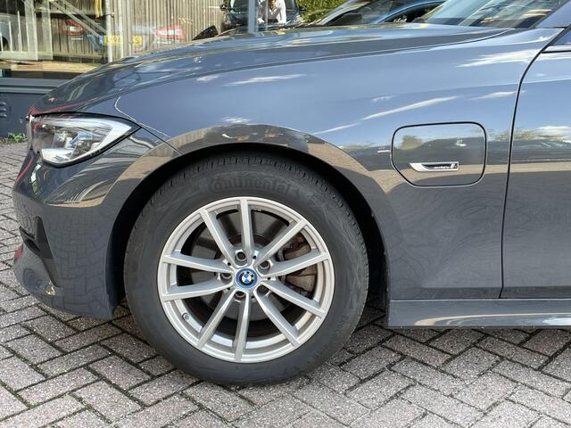 BMW 3-SERIE Touring 320e Business Edition Plus Automaat | Leder | Elektrische achterklep | Incl Winterset | Org. NL