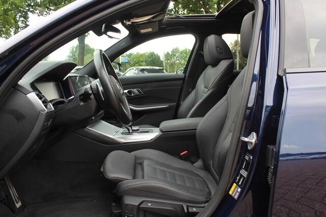 BMW 3-SERIE Touring 330i High Executive Ed. M Sport / Trekhaak / Panoramadak / 360Camera / Head-up / Keyless / 19'' / Harman Kardon / Leder / Stuur+Stoelverwarming / Dodehoek / DAB / ACC