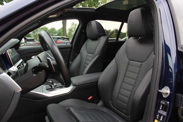 BMW 3-SERIE Touring 330i High Executive Ed. M Sport / Trekhaak / Panoramadak / 360Camera / Head-up / Keyless / 19'' / Harman Kardon / Leder / Stuur+Stoelverwarming / Dodehoek / DAB / ACC