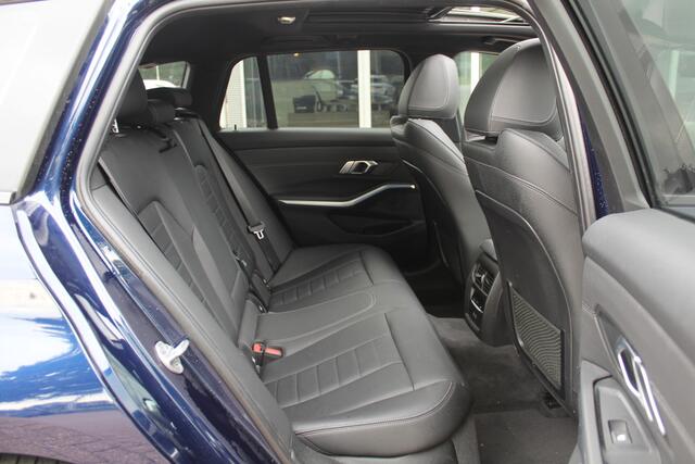 BMW 3-SERIE Touring 330i High Executive Ed. M Sport / Trekhaak / Panoramadak / 360Camera / Head-up / Keyless / 19'' / Harman Kardon / Leder / Stuur+Stoelverwarming / Dodehoek / DAB / ACC