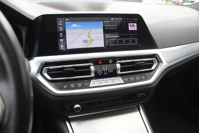 BMW 3-SERIE Touring 330i High Executive Ed. M Sport / Trekhaak / Panoramadak / 360Camera / Head-up / Keyless / 19'' / Harman Kardon / Leder / Stuur+Stoelverwarming / Dodehoek / DAB / ACC