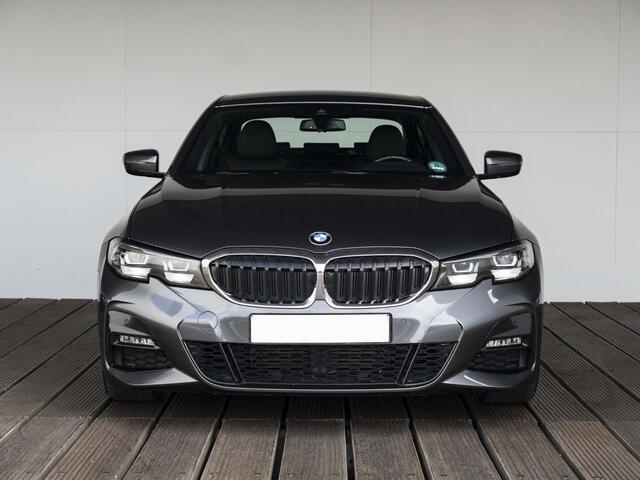 BMW 3-SERIE 320i Sedan | Executive Edition | 18 inch | Cruise Control | HIFI | M Sportodnerstel | Stoelverwarming