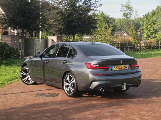 BMW 3-SERIE 318i Business Edition | M-Pakket | Panoramadak | Trekhaak | Camera | Sfeerverlichting | Sportstoelen | NL-Auto |