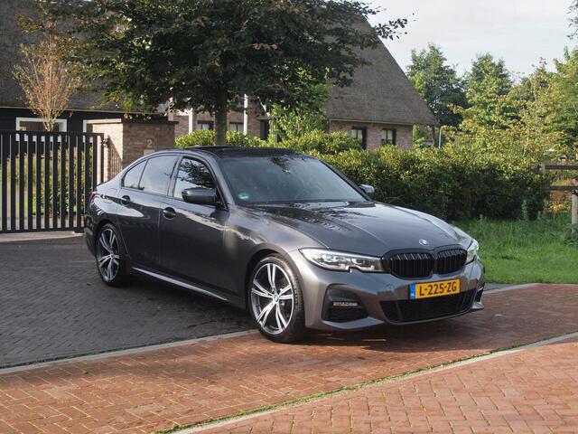 BMW 3-SERIE 318i Business Edition | M-Pakket | Panoramadak | Trekhaak | Camera | Sfeerverlichting | Sportstoelen | NL-Auto |
