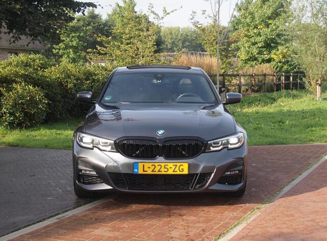 BMW 3-SERIE 318i Business Edition | M-Pakket | Panoramadak | Trekhaak | Camera | Sfeerverlichting | Sportstoelen | NL-Auto |