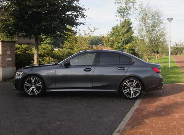 BMW 3-SERIE 318i Business Edition | M-Pakket | Panoramadak | Trekhaak | Camera | Sfeerverlichting | Sportstoelen | NL-Auto |