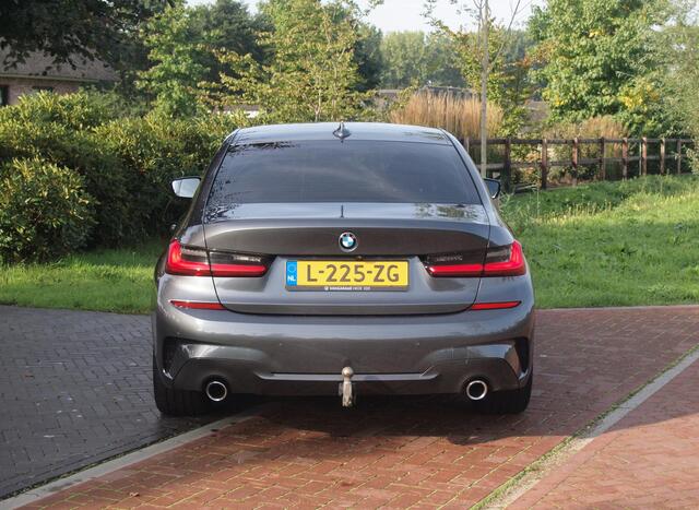 BMW 3-SERIE 318i Business Edition | M-Pakket | Panoramadak | Trekhaak | Camera | Sfeerverlichting | Sportstoelen | NL-Auto |