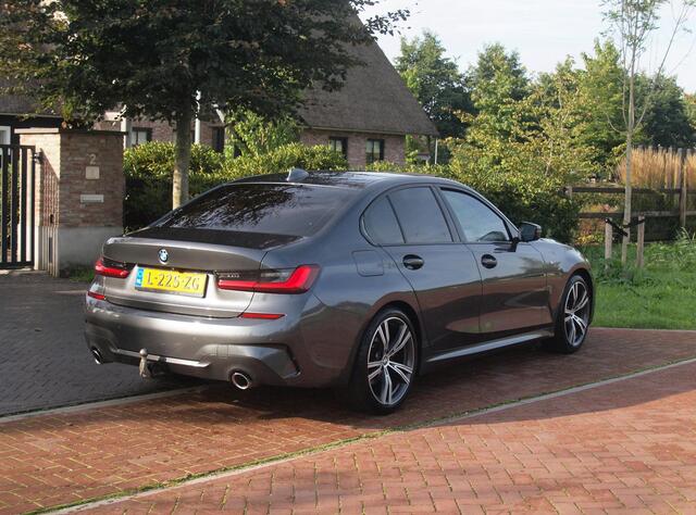 BMW 3-SERIE 318i Business Edition | M-Pakket | Panoramadak | Trekhaak | Camera | Sfeerverlichting | Sportstoelen | NL-Auto |