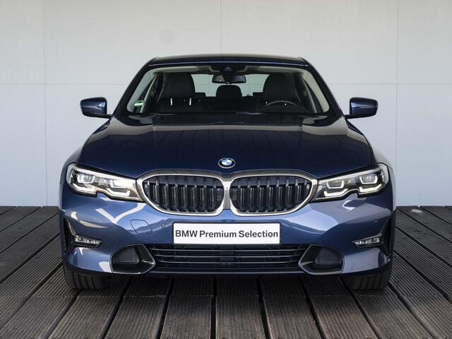 BMW 3-SERIE Sedan 318i | LED | Navigatie | Sportstoelen | Clima | Shadow line | DAB | Hifi speakers | 18 inch