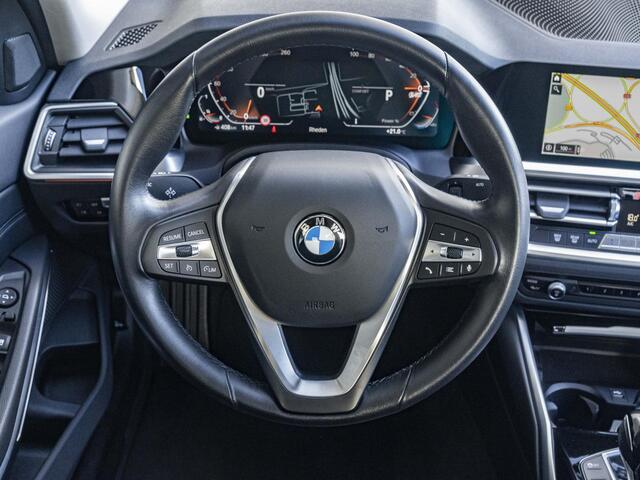 BMW 3-SERIE Sedan 318i | LED | Navigatie | Sportstoelen | Clima | Shadow line | DAB | Hifi speakers | 18 inch