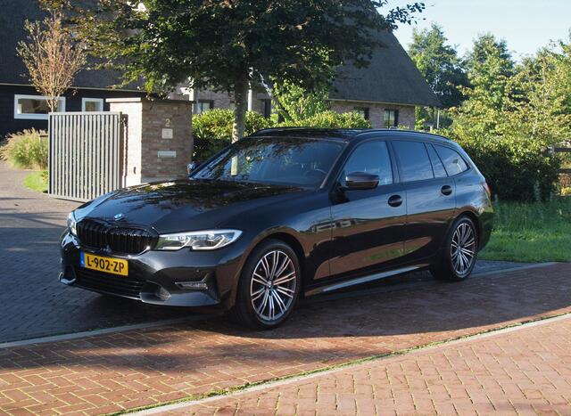 BMW 3-SERIE Touring 318i Business Edition Plus | Trekhaak | Camera | LED-Laser | Sfeerverlichting | Apple Carplay | NL-Auto |