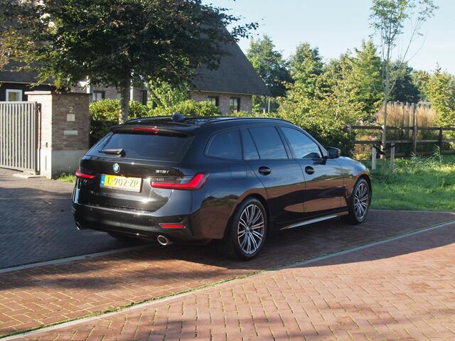 BMW 3-SERIE Touring 318i Business Edition Plus | Trekhaak | Camera | LED-Laser | Sfeerverlichting | Apple Carplay | NL-Auto |