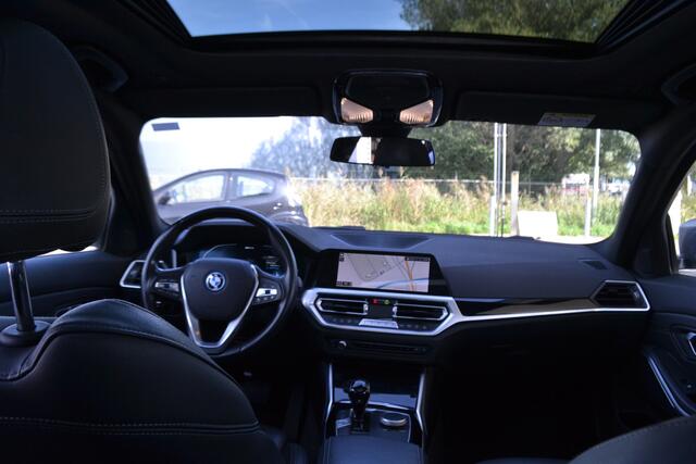 BMW 3-SERIE Touring Panoramadak | Leer | Sportstoelen | Trekhaak | Carplay | 320e Business Edition Plus