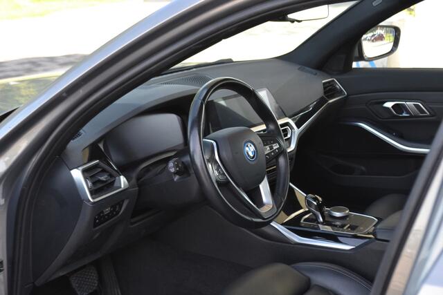 BMW 3-SERIE Touring Panoramadak | Leer | Sportstoelen | Trekhaak | Carplay | 320e Business Edition Plus